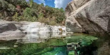 Plongeon dans la beauté naturelle la piscine de Cavu en Corse
